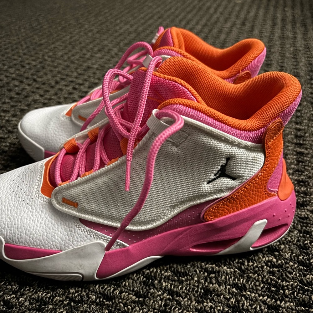 Jordan Max Aura 4 (GS) 'White Safety Orange Pinksicle' Big Kids 6 = 7.5 women’s - Picture 3 of 6